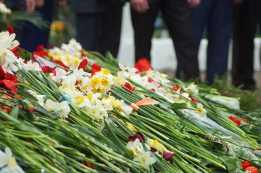 Ebedi alev hatırası savaş zaferi. Faşizm Almanya SSCB Rusya 9 Mayıs 'ta gazilerin savaş gazileri madalyalarını kazanması üzerine anıt dikildi.