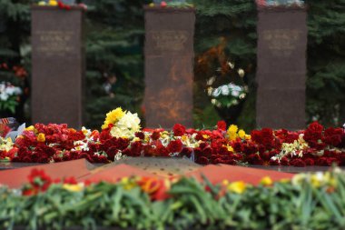 Ebedi alev hatırası savaş zaferi. Faşizm Almanya SSCB Rusya 9 Mayıs 'ta gazilerin savaş gazileri madalyalarını kazanması üzerine anıt dikildi.