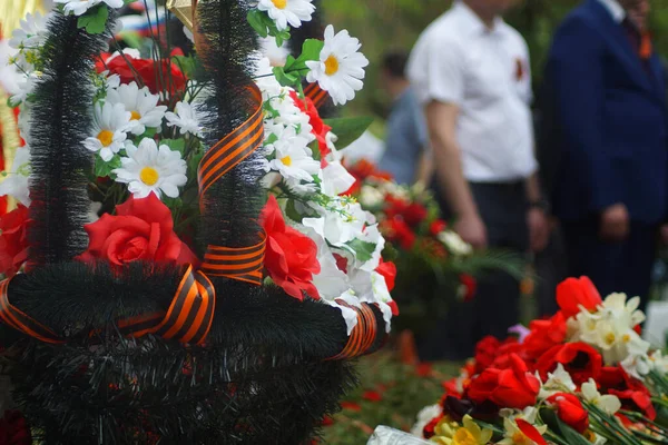 Ebedi alev hatırası savaş zaferi. Faşizm Almanya SSCB Rusya 9 Mayıs 'ta gazilerin savaş gazileri madalyalarını kazanması üzerine anıt dikildi.