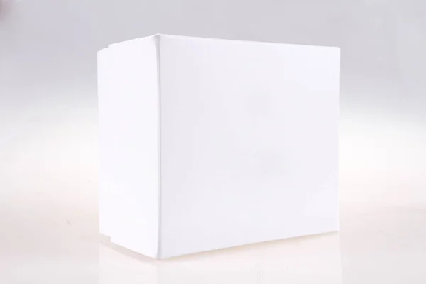 Beyaz arkaplanda boş kutu — Stok fotoğraf