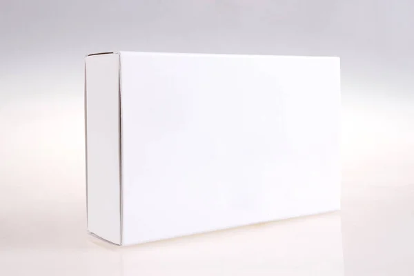 Белая коробка на белом фоне . — стоковое фото