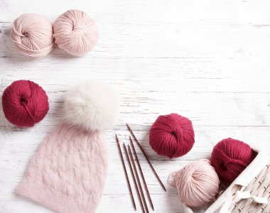 Kürk pon pon ile güzel örgü şapka Close-Up.