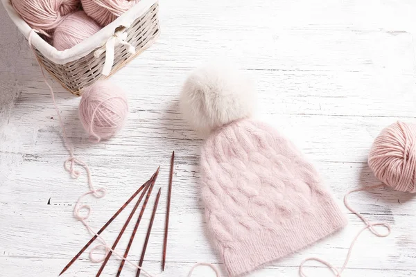 Pembe bobin iplik ile sepeti