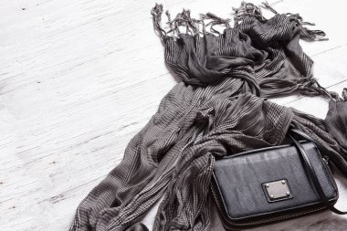 Siyah çanta ve modern gri eşarp.