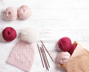 Beyaz ahşap arka plan üzerine örme el yapımı şapka