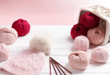 Sarmalı yün iplik ve sıcak örülmüş şapka