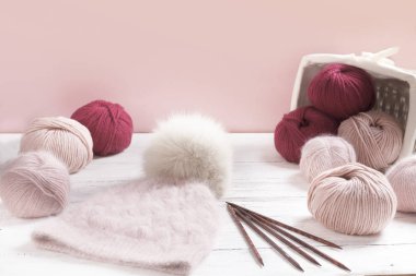 Sıcak şapkalı bobinlerde pembe yün iplik