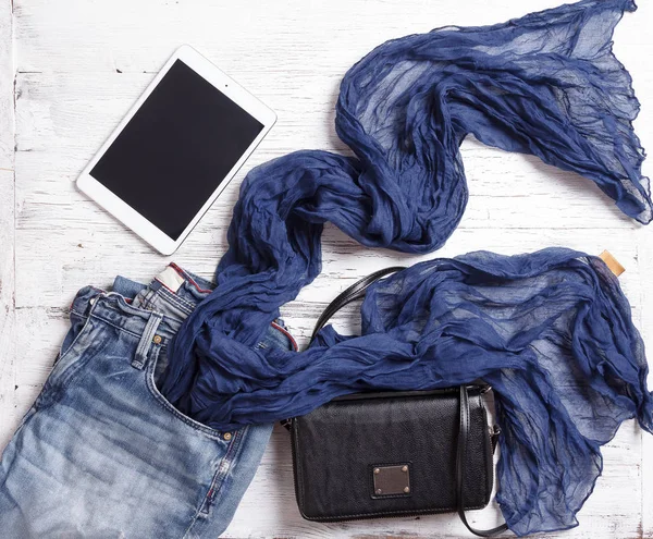 Набір жіночих предметів, включаючи шарф, планшет, сумочку та джинси . — стокове фото