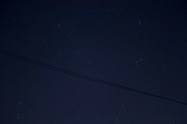 Ηλεκτρικών καλωδίων σύρμα ενάντια στον έναστρο ουρανό — Φωτογραφία Αρχείου