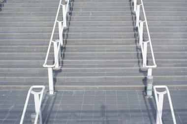 Gri merdiven yukarı doğru lider