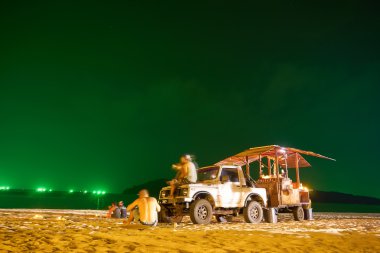 Sahilde turistler akşam yemeği