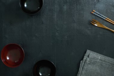 Mutfak gereçleri masada.