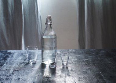 bir şişe ile boş gözlük