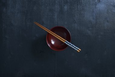 Mutfak gereçleri masada.