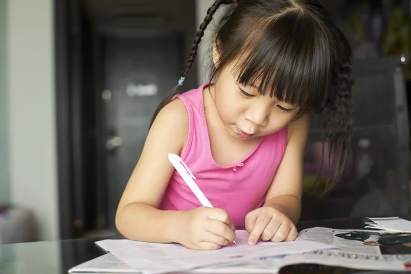 Petite fille apprenant à écrire — Photo