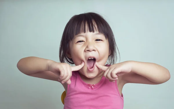 Schattig klein meisje gek rond — Stockfoto