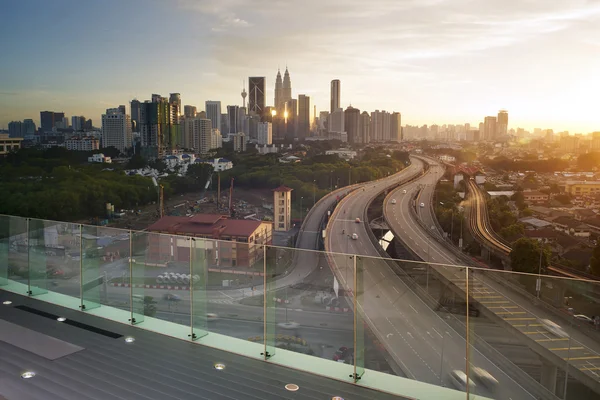 De skyline van Kuala Lumpur met wolkenkrabbers — Stockfoto