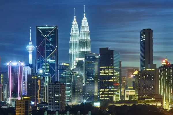 马来西亚国家石油公司双子塔在夜间照明 — 图库照片