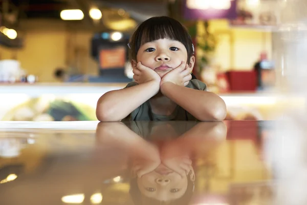 Retrato reflexivo de niña —  Fotos de Stock