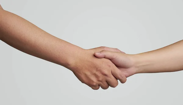 Gente dándose la mano — Foto de Stock
