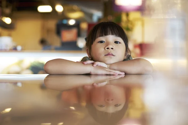 Retrato reflexivo de niña —  Fotos de Stock