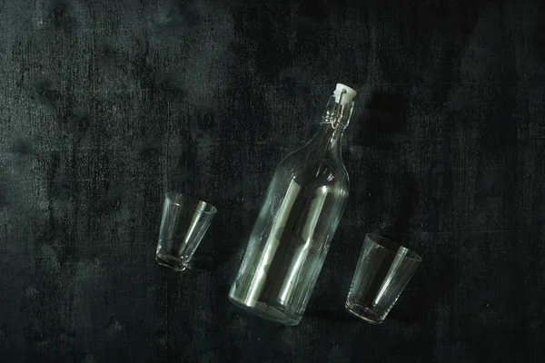 Copos vazios com uma garrafa — Fotografia de Stock