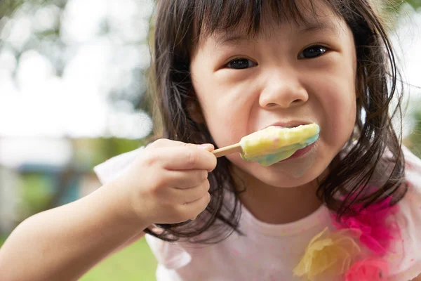 Little girl eating an ice cream — Stock Photo, Image
