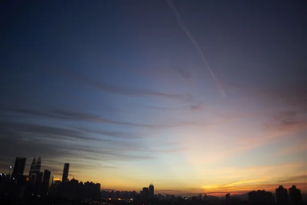 Linha do horizonte de Kuala Lumpur no por do sol — Fotografia de Stock