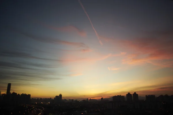 De skyline van Kuala Lumpur tijdens zonsondergang — Stockfoto