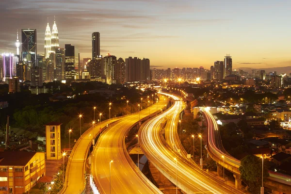 Linha do horizonte de Kuala Lumpur com luzes da cidade — Fotografia de Stock