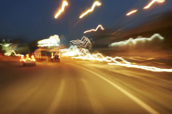 Bilar trafikerar i kväll — Stockfoto
