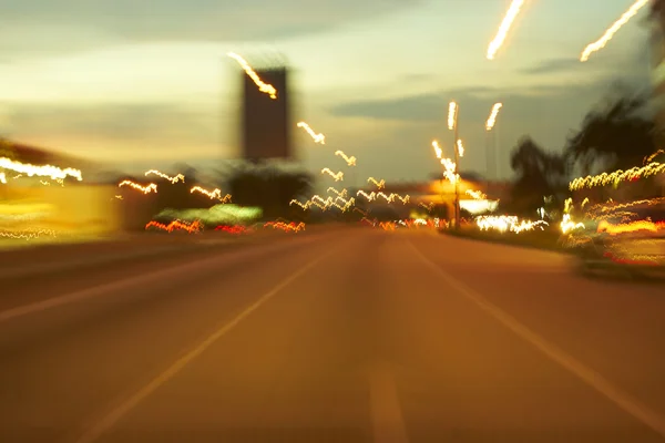 Αυτοκίνητα της κυκλοφορίας το βράδυ — Φωτογραφία Αρχείου