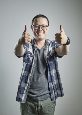 Genç adam başparmağını kaldırıyor.