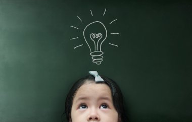 yazı tahtası üzerinde ararken küçük kız