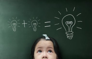 yazı tahtası üzerinde ararken küçük kız