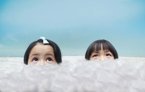 Dos chicas lindas mirando fuera de las nubes —  Fotos de Stock