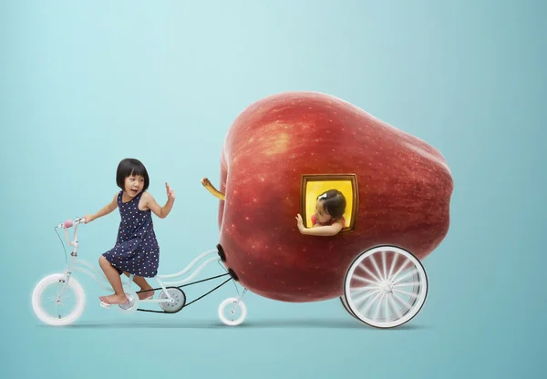 Giant Apple en twee meisjes — Stockfoto