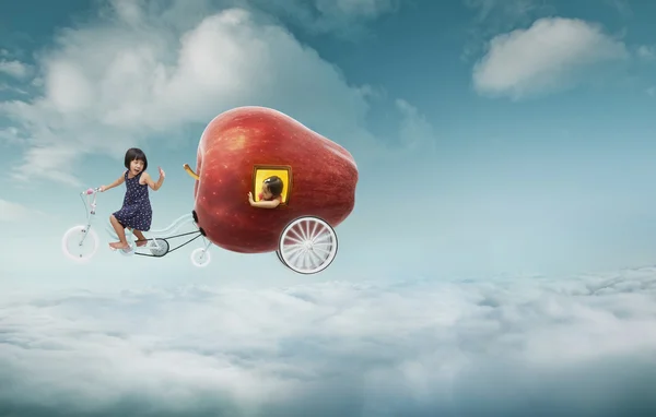 Manzana gigante y dos chicas sobre nubes —  Fotos de Stock