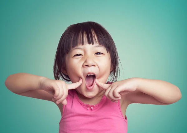 Schattig klein meisje gek rond — Stockfoto