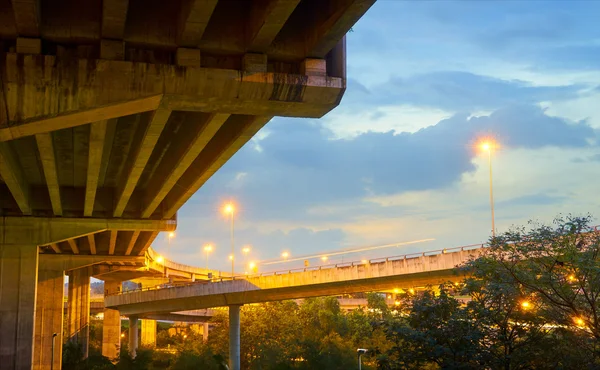 Highway Köprüsü'nde alacakaranlık — Stok fotoğraf