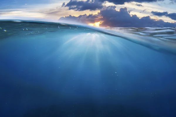 Μπλε του ωκεανού ύδατος με ηλιοβασίλεμα του ουρανού — Φωτογραφία Αρχείου