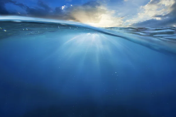 Блакитна океанічна вода з небом заходу сонця — стокове фото