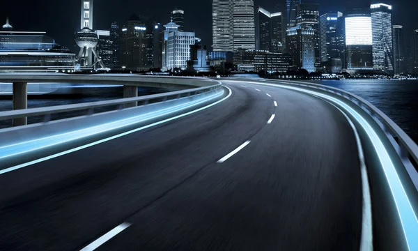 Autopista paso elevado contra ciudad — Foto de Stock