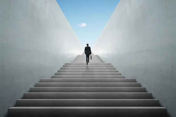 Merdiven çıkma işadamı konseptiyle emelleri