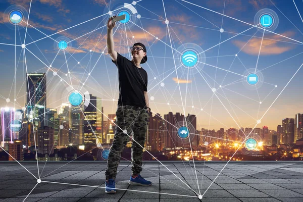 Man taking selfie against city scape — Stock Photo, Image