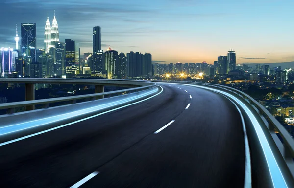 Autopista paso elevado contra ciudad — Foto de Stock