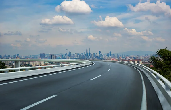 Autopista paso elevado contra ciudad —  Fotos de Stock