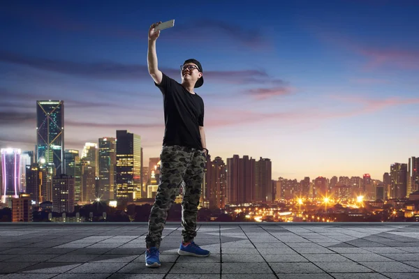 Az ember vesz selfie a tetőn — Stock Fotó