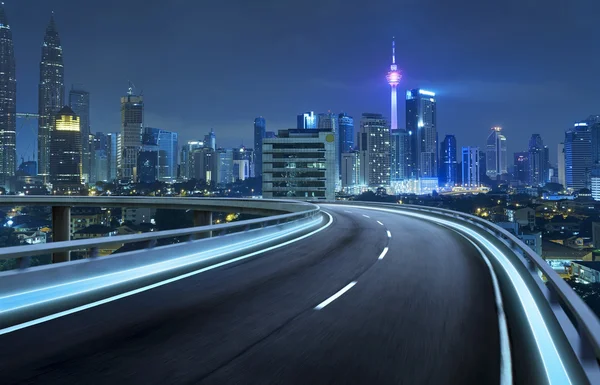 Autopista paso elevado contra ciudad —  Fotos de Stock