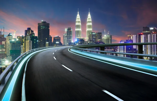 Autopista paso elevado contra ciudad — Foto de Stock